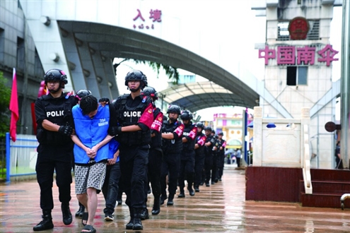 2023年10月7日,在云南省南伞口岸,中国籍电信网络诈骗犯罪嫌疑人被移交我方 新华社发